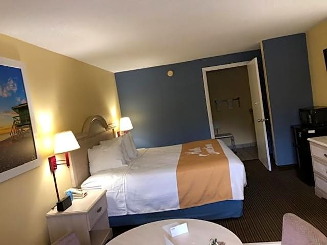 Days Inn by Wyndham Spartanburg Waccamaw