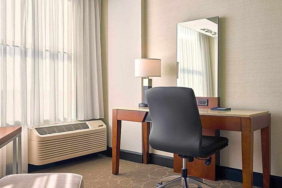 Delta Hotels by Marriott Milwaukee Northwest