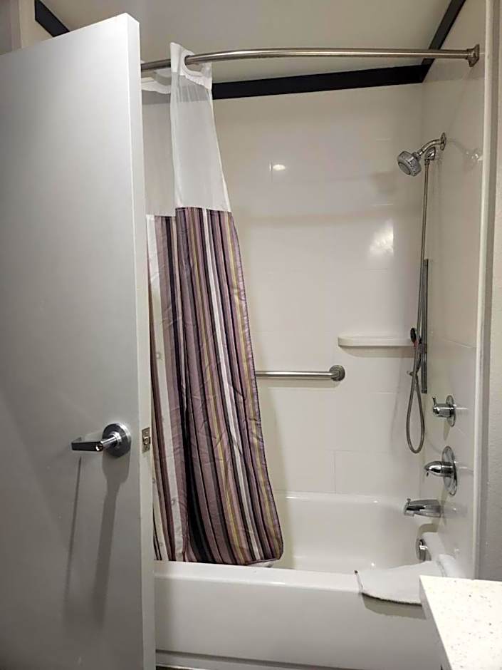 La Quinta Inn & Suites by Wyndham Dallas Grand Prairie North