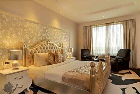 One-Bedroom Executive King Suite - Concierge Level