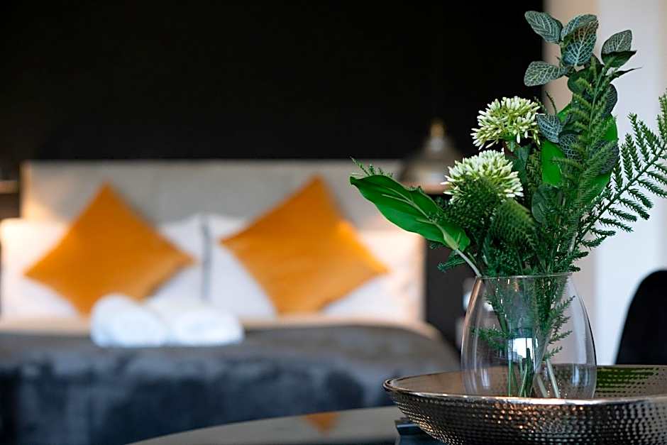 Studio & 1 Bedroom Apartments - PE1 - Contractor Friendly - Free Parking - Sofa Beds - Sky TV - Full Kitchen - Washer Dryer - WiFi