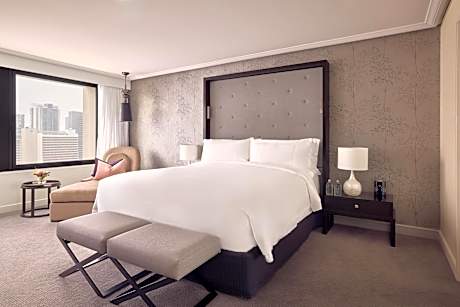 SIGNATURE SUITE Club Access, King Bed, Separate Lounge, City View High Floor, Luxury Amenities