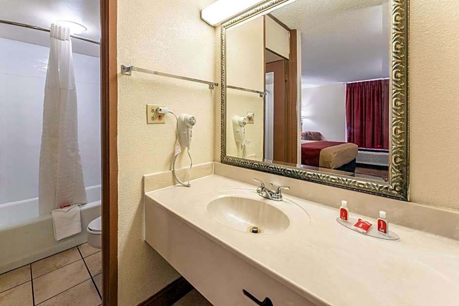 Econo Lodge  Inn & Suites Macon West
