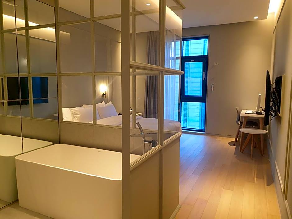 Photo 1 of 5 of Superior 1 King Bed
