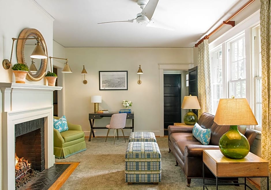 Oakhurst Inn at the University