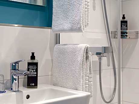 Room with 1 double bed (160x200cm), new sleep comfort (Sweet Bed by ibis)