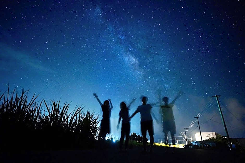 交流型ゲストハウス伊良部ジャーニーインIrabu Joureny INN#毎日みんなで夕食会#ゲストさんは20-30代が中心#海徒歩1分#空港車で5分#本格フィンランドサウナ付き#海と星と夕日が見える屋上あり