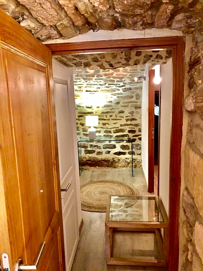 La Maison des Vendangeurs - TABLE D'HÔTES - Jacuzzi - Balnéo SPA - ACCES Piscine pour chambre Grafitti et chambre La Tour