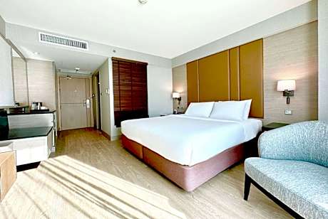 Premier Room with One King Bed - Non-Smoking