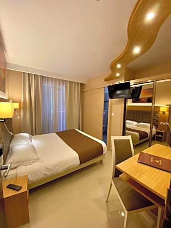 Double Room - street view with balcony