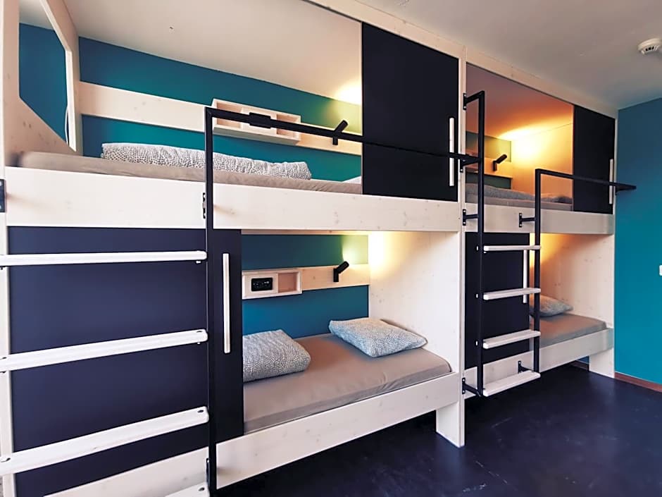 Single Bed in 4-Bed Female Dormitory Room with Shared Bathroom — 6 fotoğraftan 1. fotoğraf