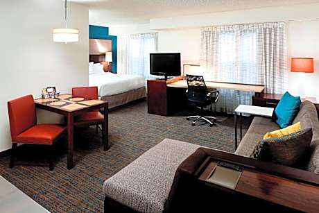 King Studio with Sofa Bed and Adapted Tub - Mobility and Hearing Accessible