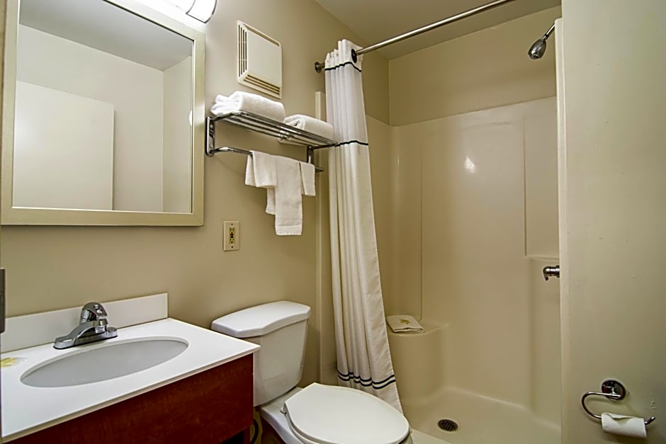 HomeTowne Studios by Red Roof Chicago - Waukegan