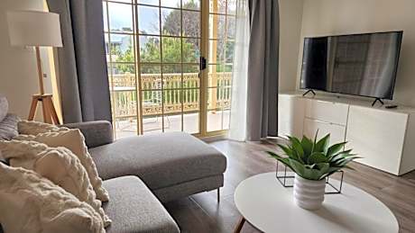 Contemporary 2BR Apt w Free Parking - Hosted by Canstay