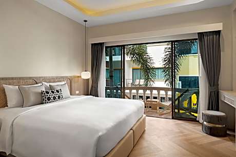 Deluxe Room with Pool View - No Elevator