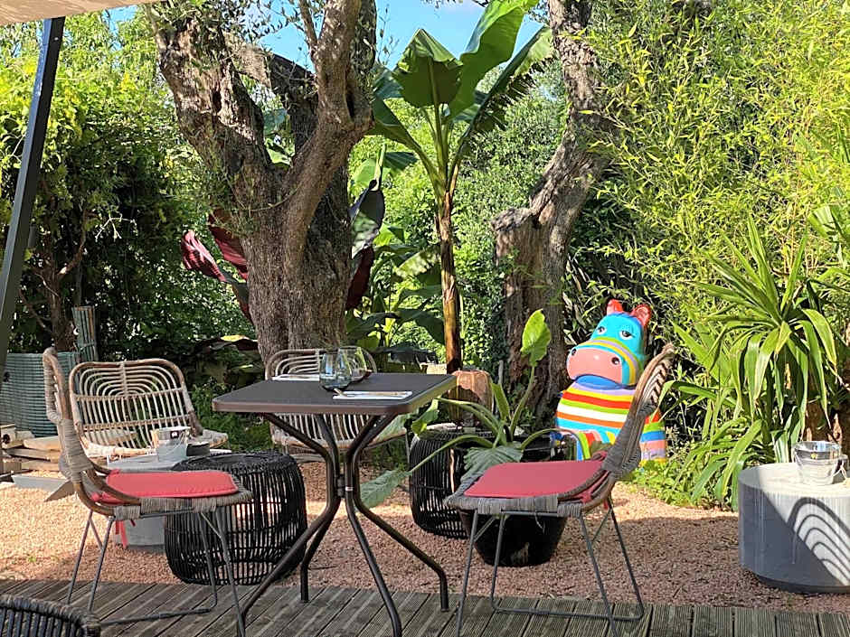 Avocado Hotel Restaurant