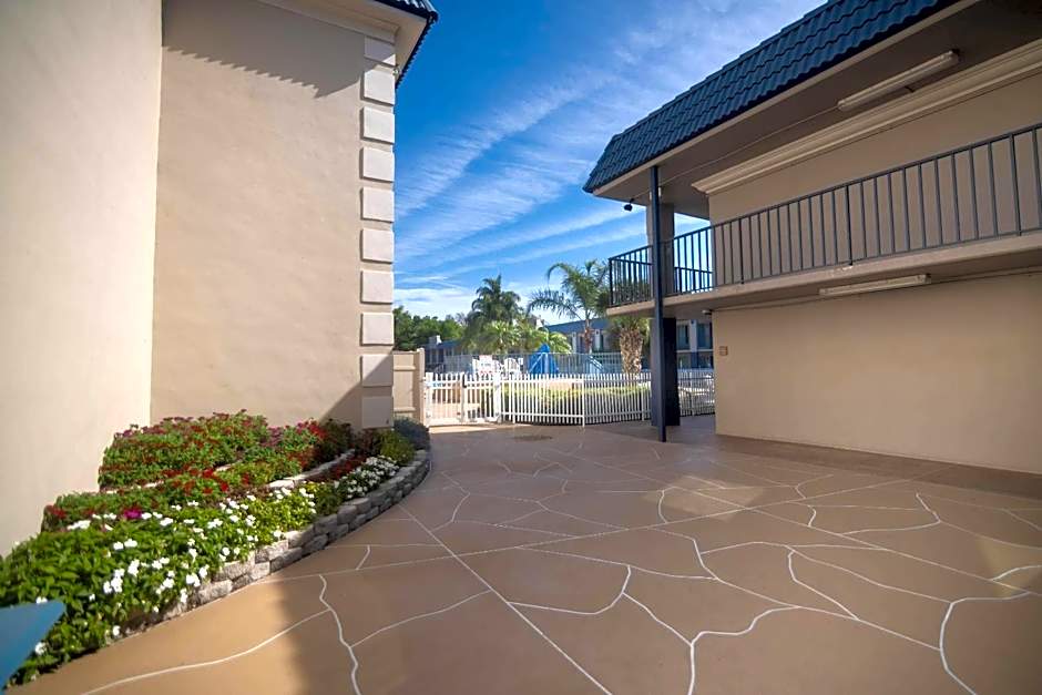 Clarion Inn & Suites Central Clearwater Beach