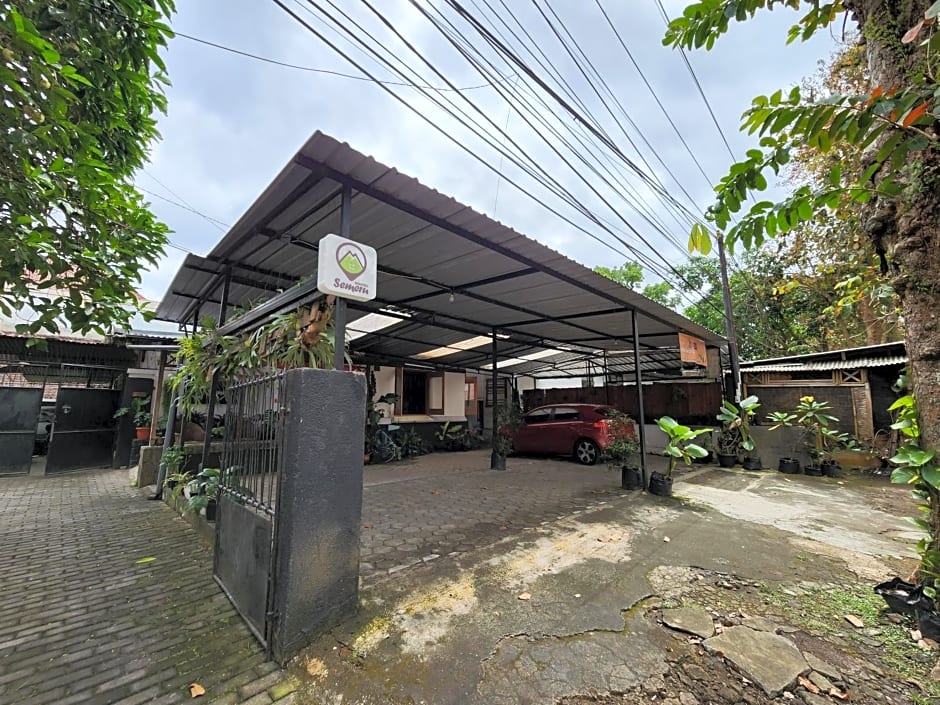 SEMERU HOSTEL MALANG