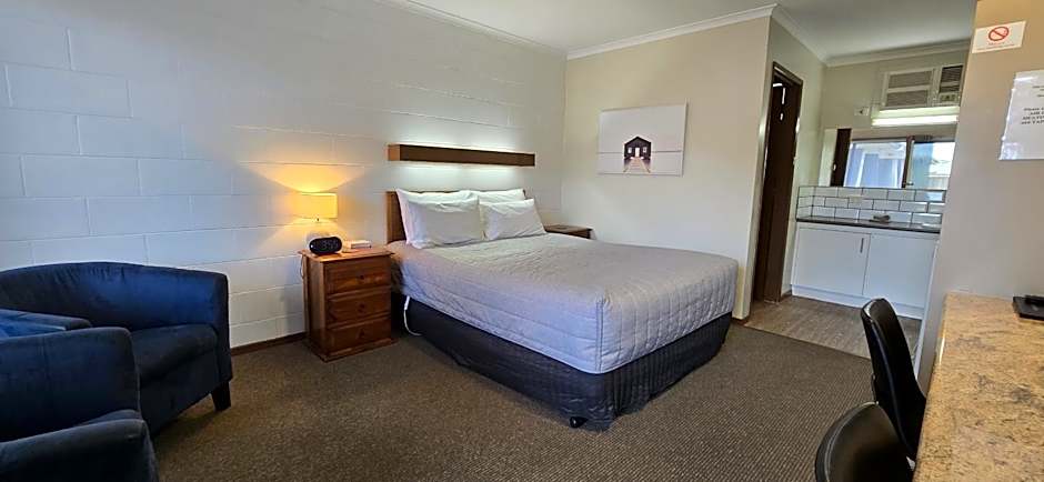 Photo 1 of 20 of Deluxe 1 Queen Bed