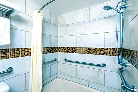 2 King Beds, Mobility/Hearing Impaired Access Room, Tub w/Grab Bars,No-Smoking