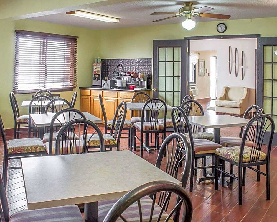 Econo Lodge Ames – Ames, IA