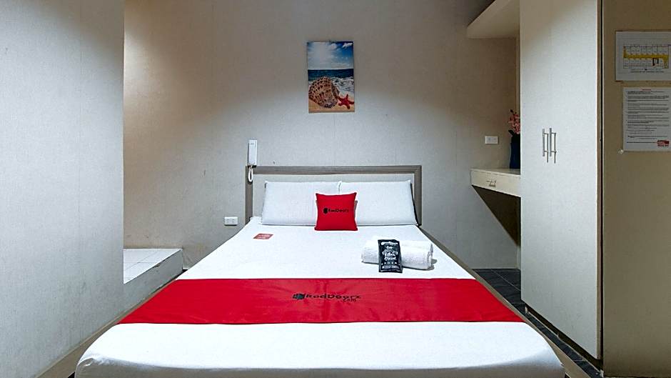 RedDoorz @ Bridgeway Hotel Tuguegarao City