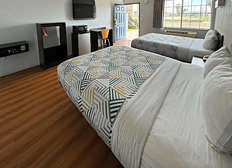 2 Queen Beds | Mobil Access Tub Nsmk Micfridg