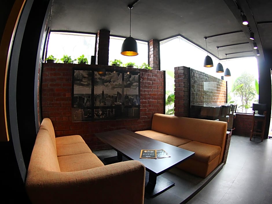 Richmond Hotel And Suites