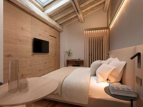 Deluxe Double or Twin Room with Mountain View