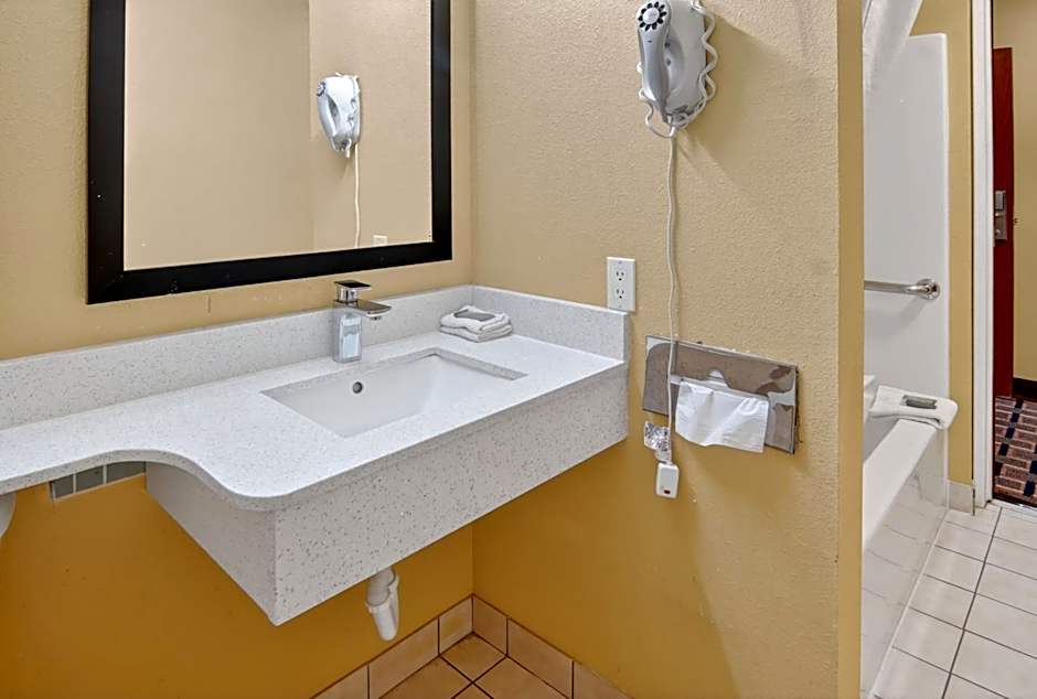 HomeTown Inn & Suites