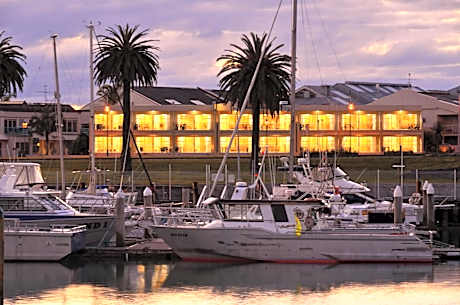 Senator Motor Inn
