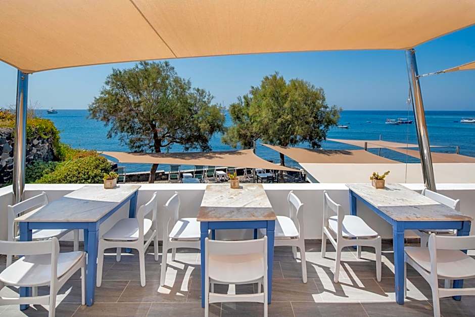 Akrotiri Hotel
