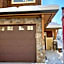 Cozy Modern Ski-in & Ski-out, Hot Tub, Townhouse