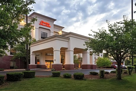 Hampton Inn & Suites by Hilton Manchester Bedford
