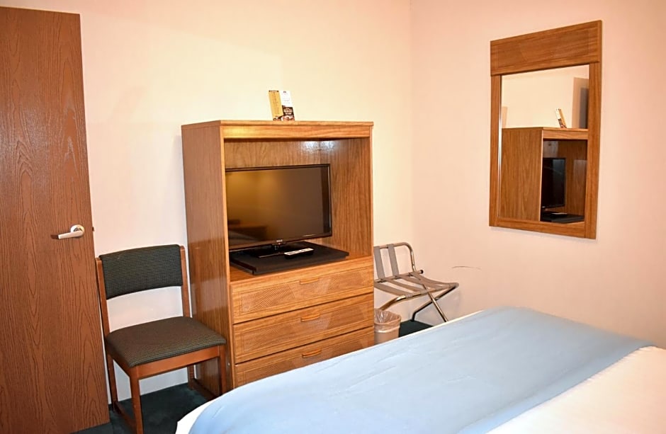 Americas Best Value Inn & Suites - Tahquamenon Country
