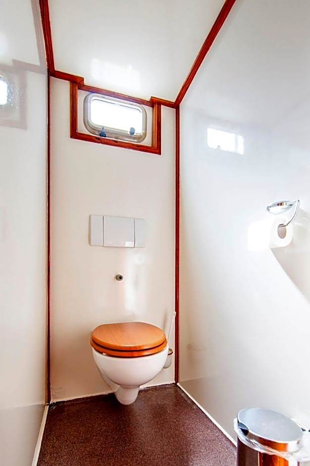 tjalkjacht pelikaan enkhuizen