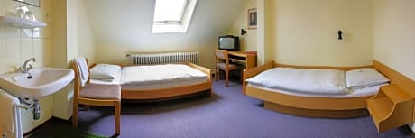 Double or Twin Room with Shared Bathroom in Hallway