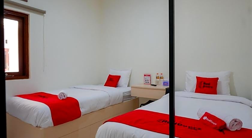 RedDoorz near Alun Alun Kudus 2