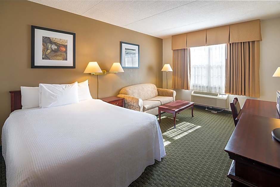 Ramada by Wyndham Thunder Bay Airlane Hotel