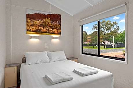 Deluxe 2 Bedroom Waterfront Cabin - Sleeps 4