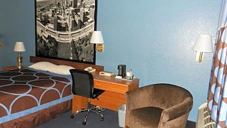 Queen Room - Mobility Access/Smoking