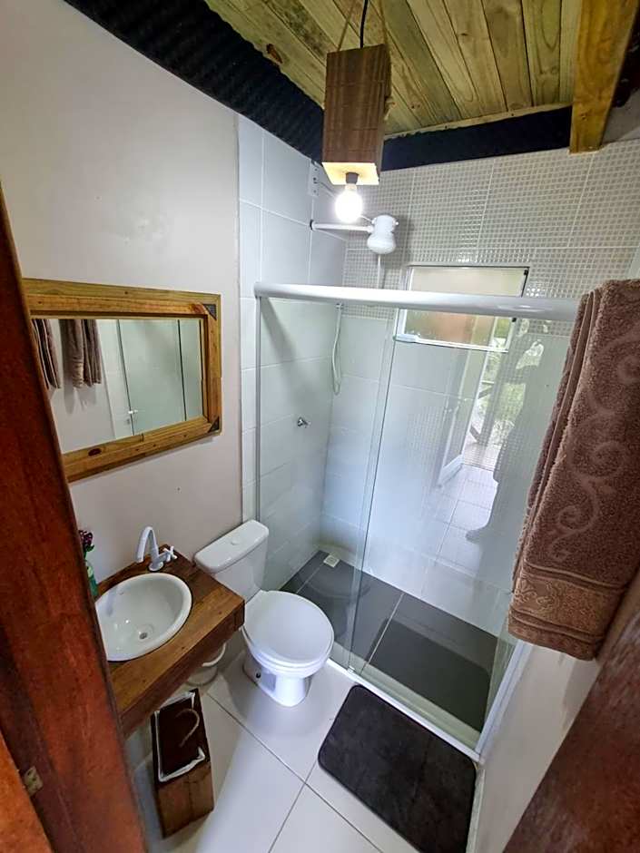 Pousada Rosa Shanti, café da manhã opcional, apenas 4 cabanas, piscina, estacionamento privativo, área de festas com churrasqueira e cervejeira, cantinho da fogueira, localizado junto a natureza