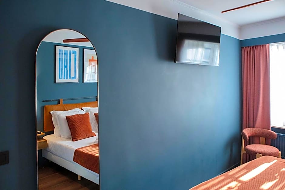 Gillis Eight Guest Rooms by Romy&Travis