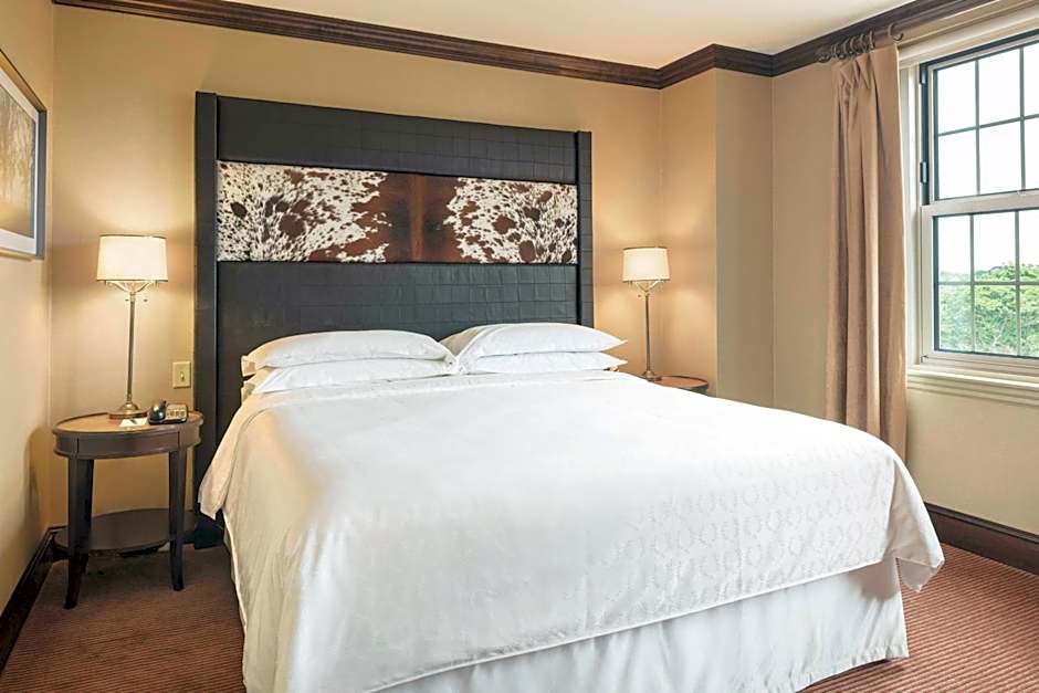 Sheraton Commander Hotel