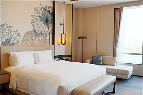 Deluxe Suite, Lounge Access, One King-Size Bed, Lake Or City Views