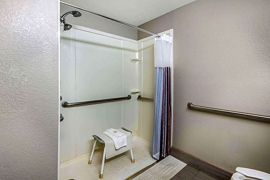 La Quinta Inn & Suites by Wyndham San Antonio Brooks City Base