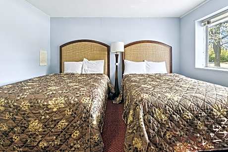 1 King Bed & 2 Queen Beds Non - Smoking