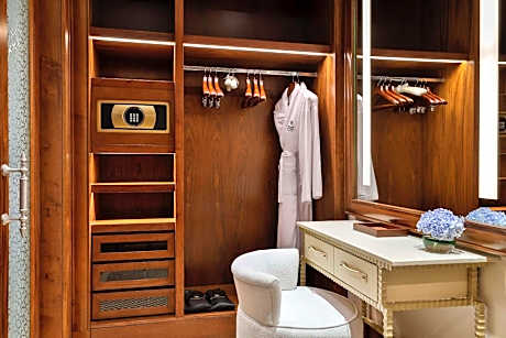 Junior King Suite with Ocean View