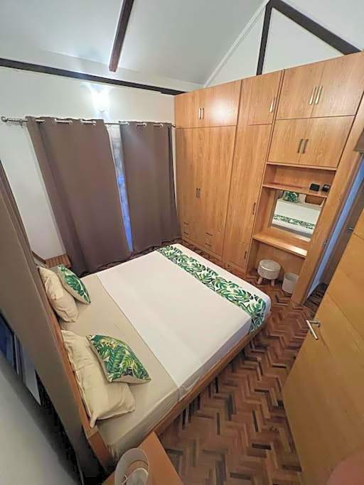 Villa Aglaia mit Pool, Garten und Palmen