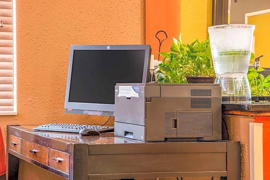 Econo Lodge Topeka at Wanamaker